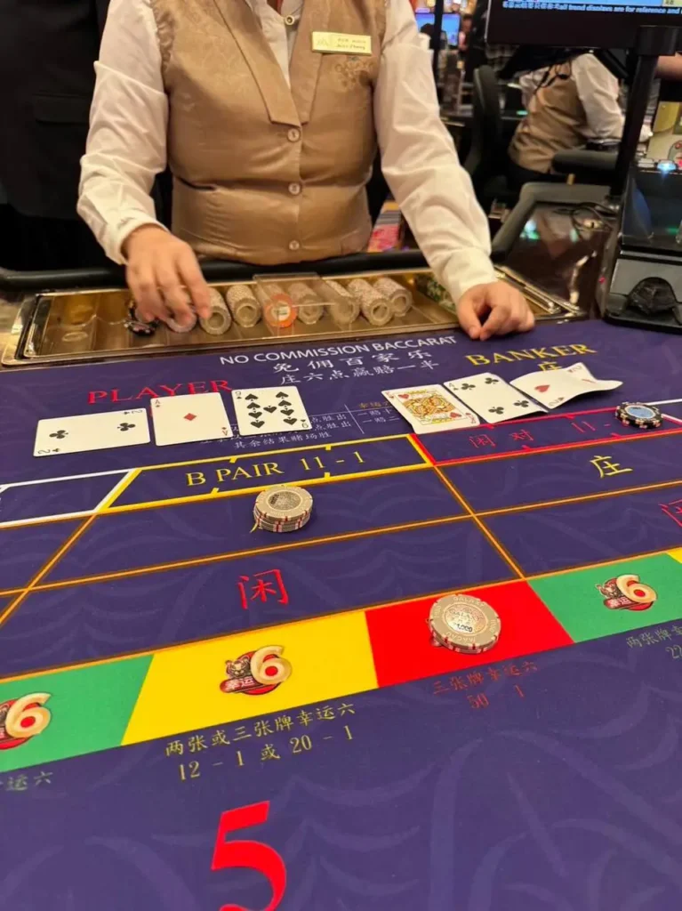 在线百家乐平台画面，展示真人荷官与实时路单，模拟真实赌场体验，并提供AG百家乐试玩模式。