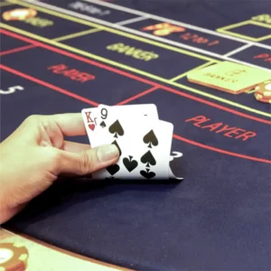 百家乐牌桌路单显示切入点信号，筹码与扑克牌特写