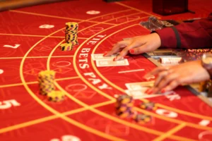 百家樂玩法教學圖，莊閒路單與真人荷官發牌場景