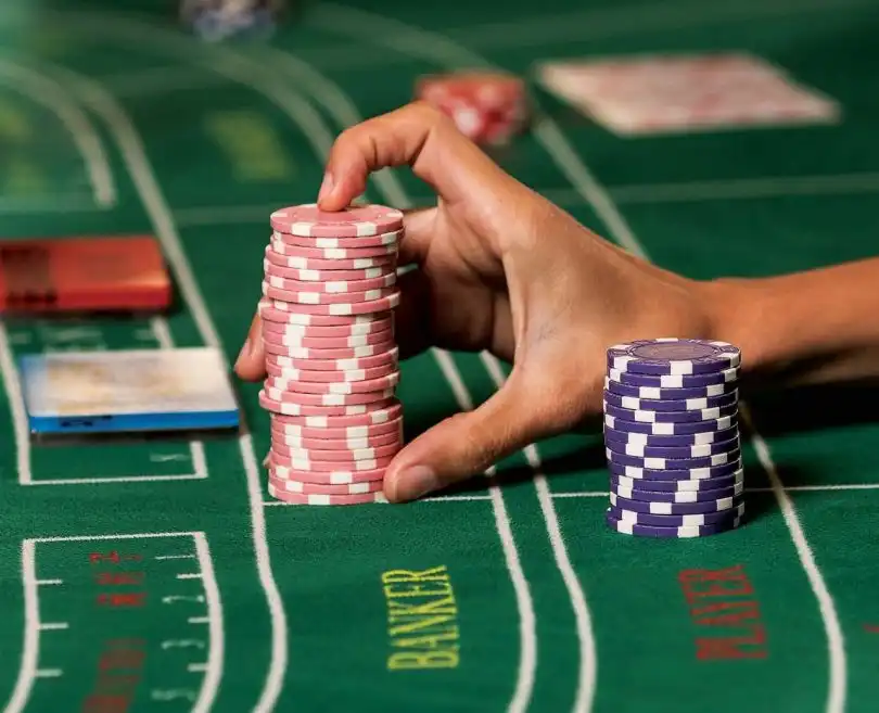 百家乐桌面只下一注筹码的特写，突出“只打一手”策略